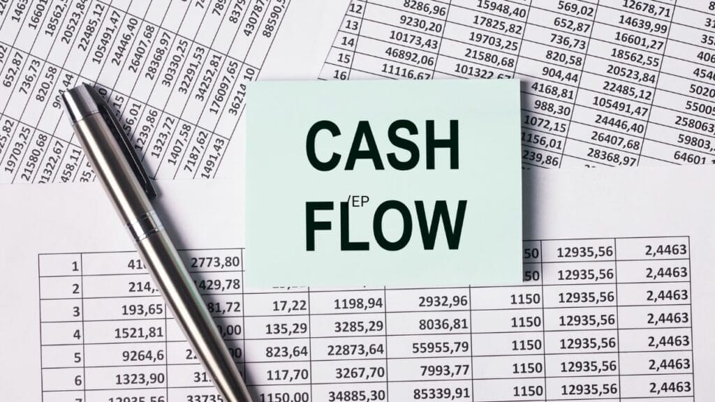 A sticky note saying cash flow on it